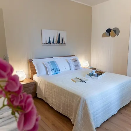 Levante Nel Colorato Porto Di Mare By Yohome Appartamento Pesaro